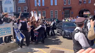 סטארמר מגיע לביקור בגולדרס גרין