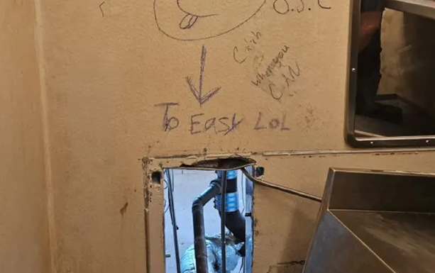 החור שהותירו האסירים בקיר