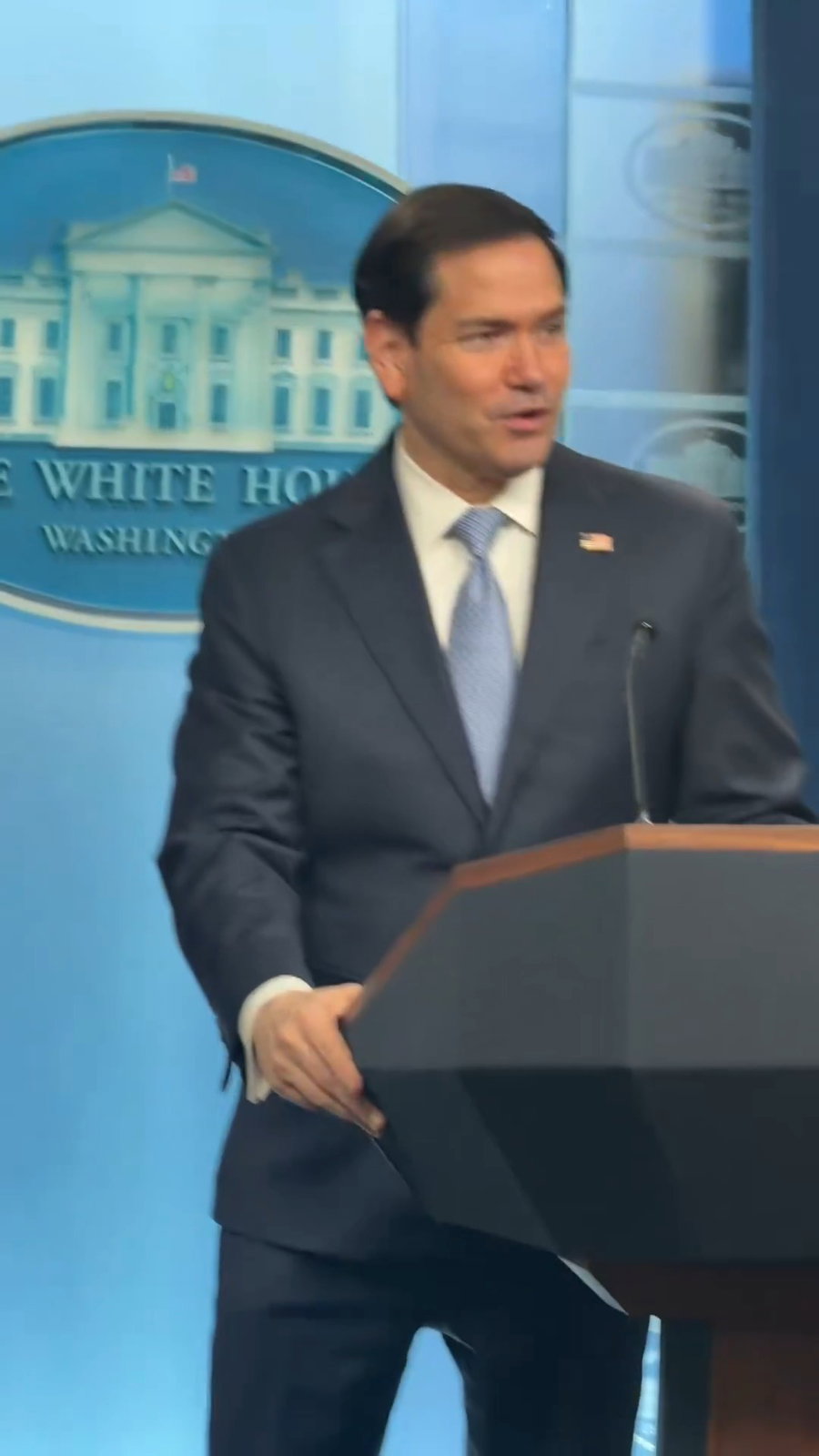 רוביו בחדר התדרוכים