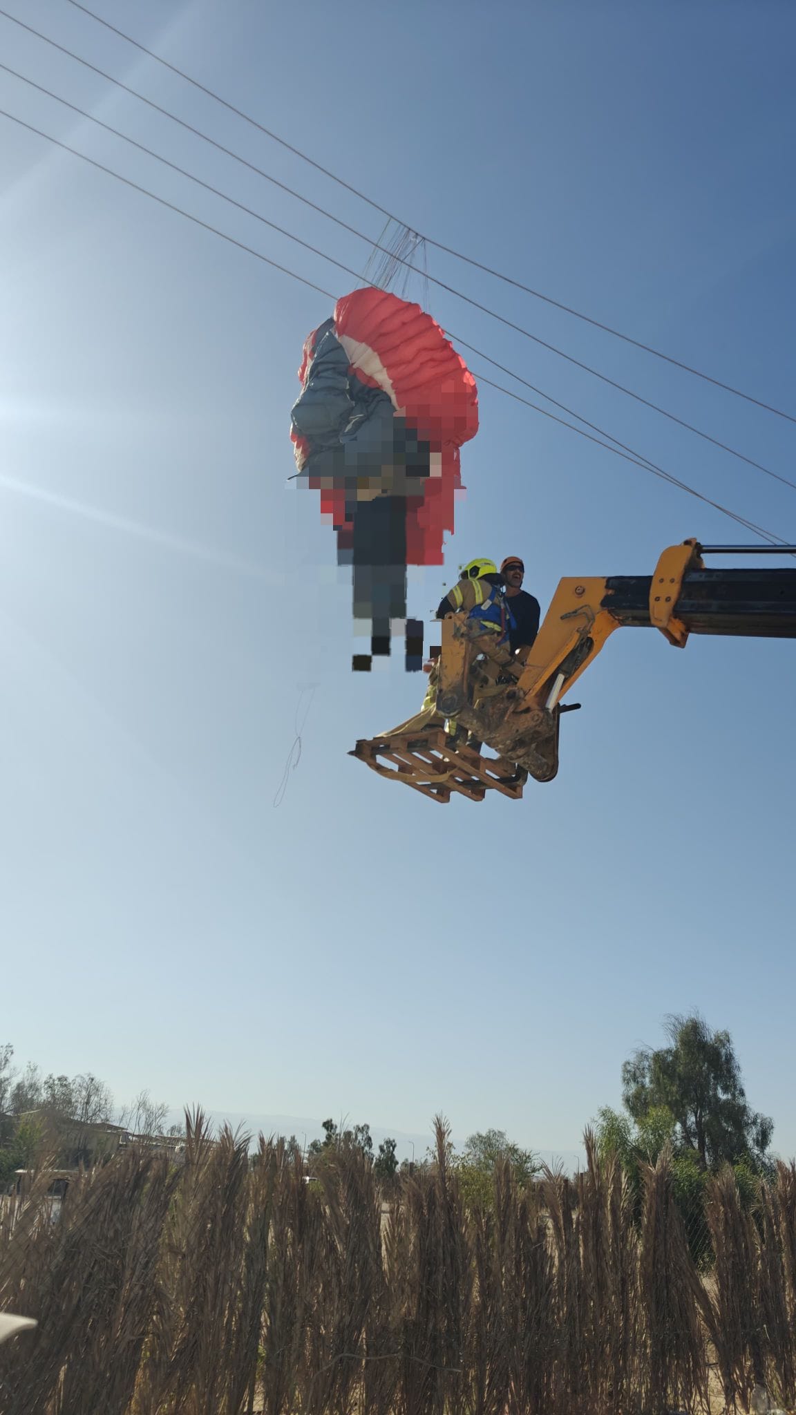 תאונה חריגה: צנחן רחיפה פגע בכבלי חשמל, התחשמל ופונה במסוק