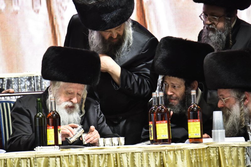 האדמו"ר מגור בחלוקת לחיים (ארכיון)