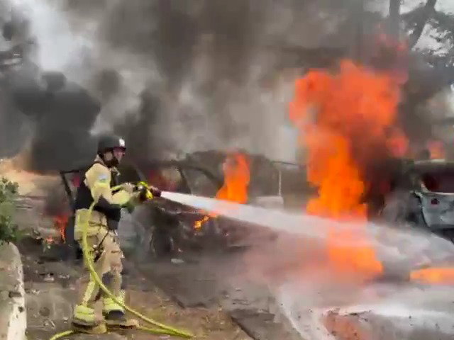 כיבוי דליקה של רכבים בוערים בצפון 