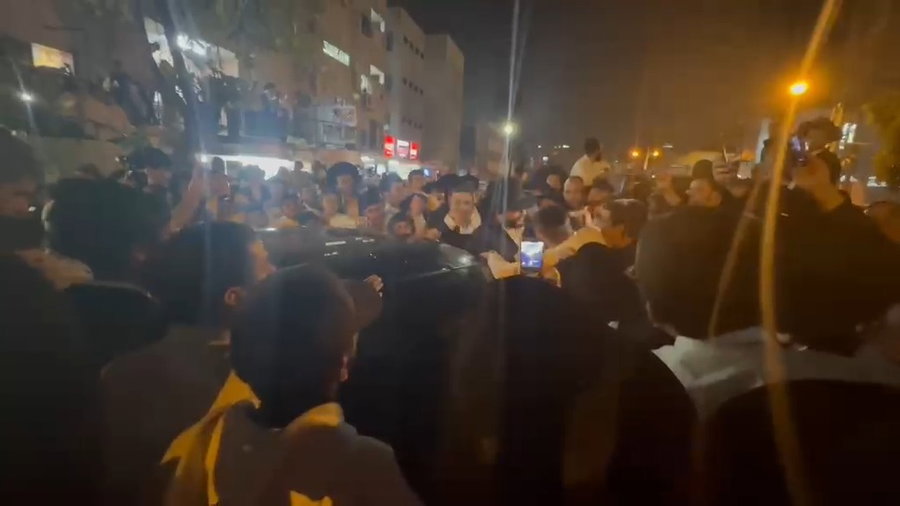 המונים מחוץ לניחום האבלים מלווים את הינוקא