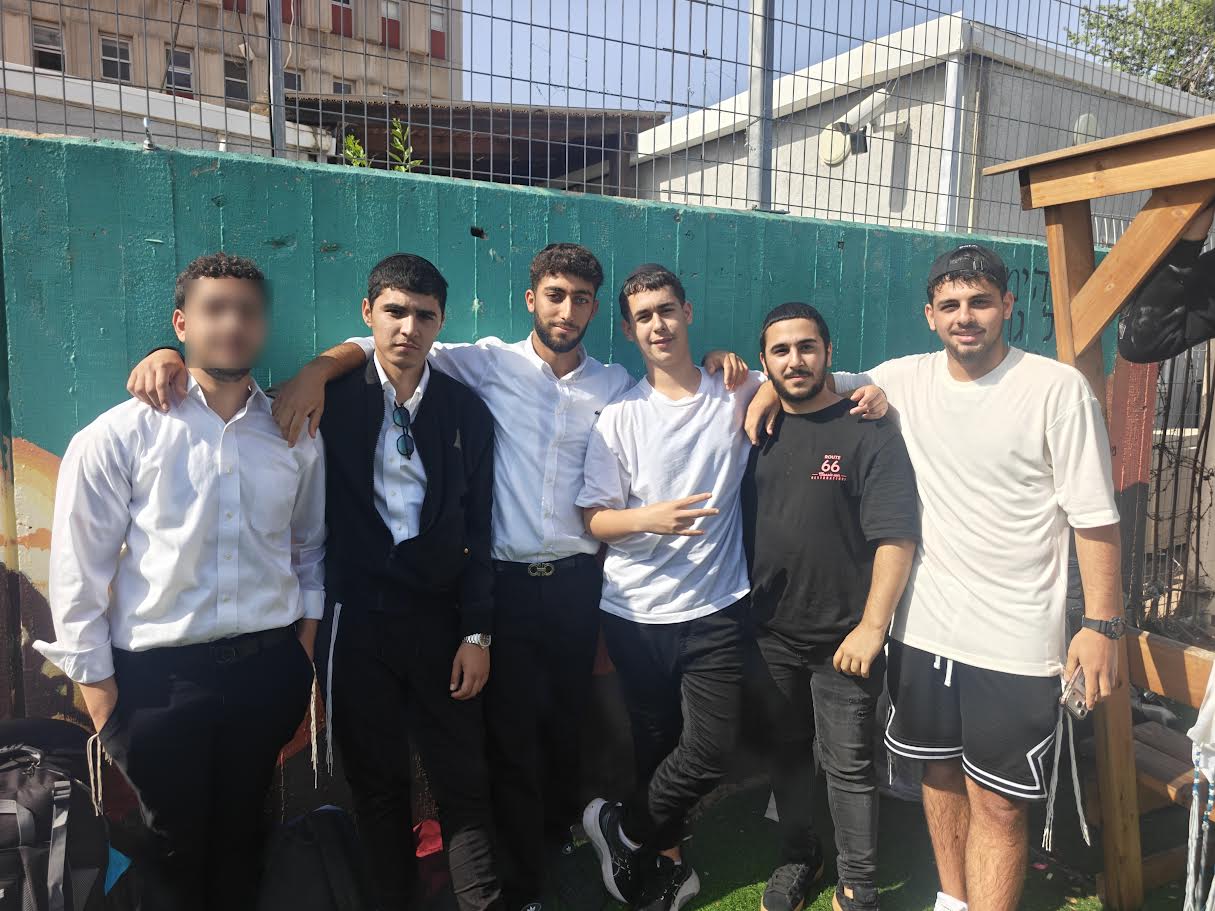 חבריו של נתן אהרוני ובנצי קטש שהגיעו ללוות את חבריהם 