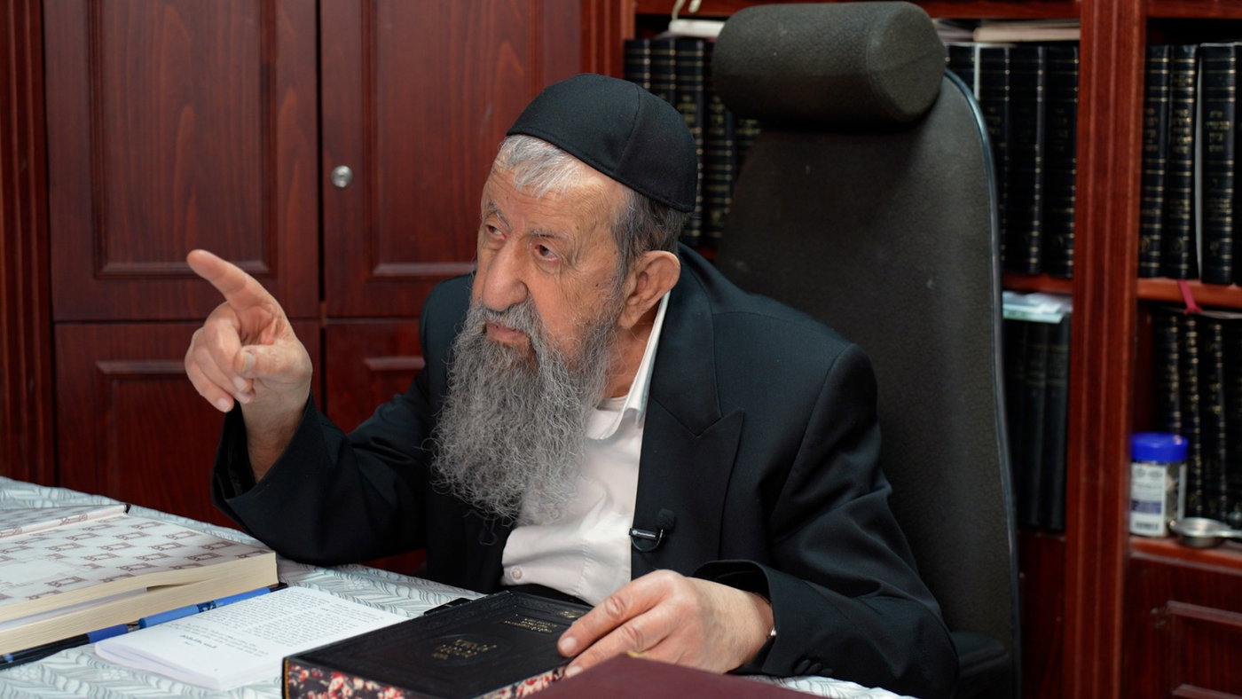 הפוסק הגאון רבי בן ציון מוצפי בשיחה נדירה ל'כיכר השבת'