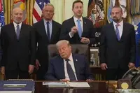 טראמפ מנמנם בשידור חי - דמויות מפתח לצד הנשיא דונלד טראמפ בחדר הסגלגל