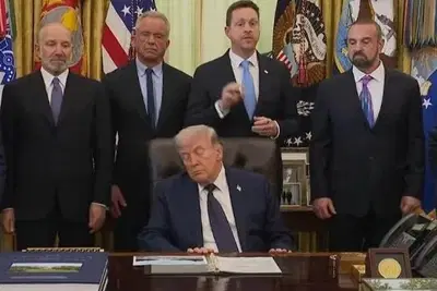טראמפ מנמנם בשידור חי - דמויות מפתח לצד הנשיא דונלד טראמפ בחדר הסגלגל