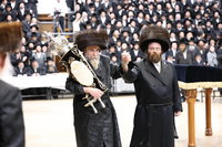 כ'ק האדמו'ר מרחמסטריווקא בריקוד עם הזוכה