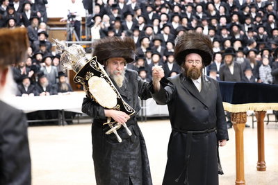 כ'ק האדמו'ר מרחמסטריווקא בריקוד עם הזוכה