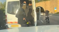 מקיפים את הרכב בכביש המהיר, גוררים בכוח את הנהג | תיעוד דרמטי