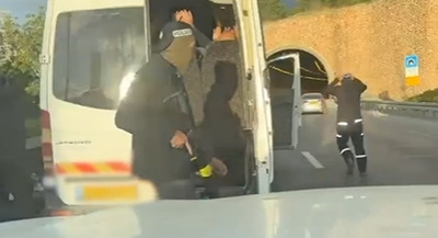 מקיפים את הרכב בכביש המהיר, גוררים בכוח את הנהג | תיעוד דרמטי
