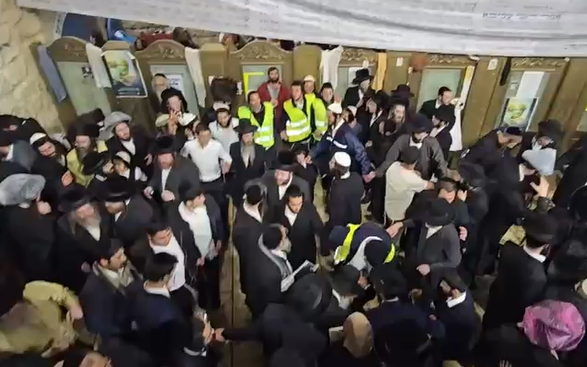 אש בחצר: כך נראים ריקודי השמחה במירון, בצל הגבלות פיקוד העורף | צפו
