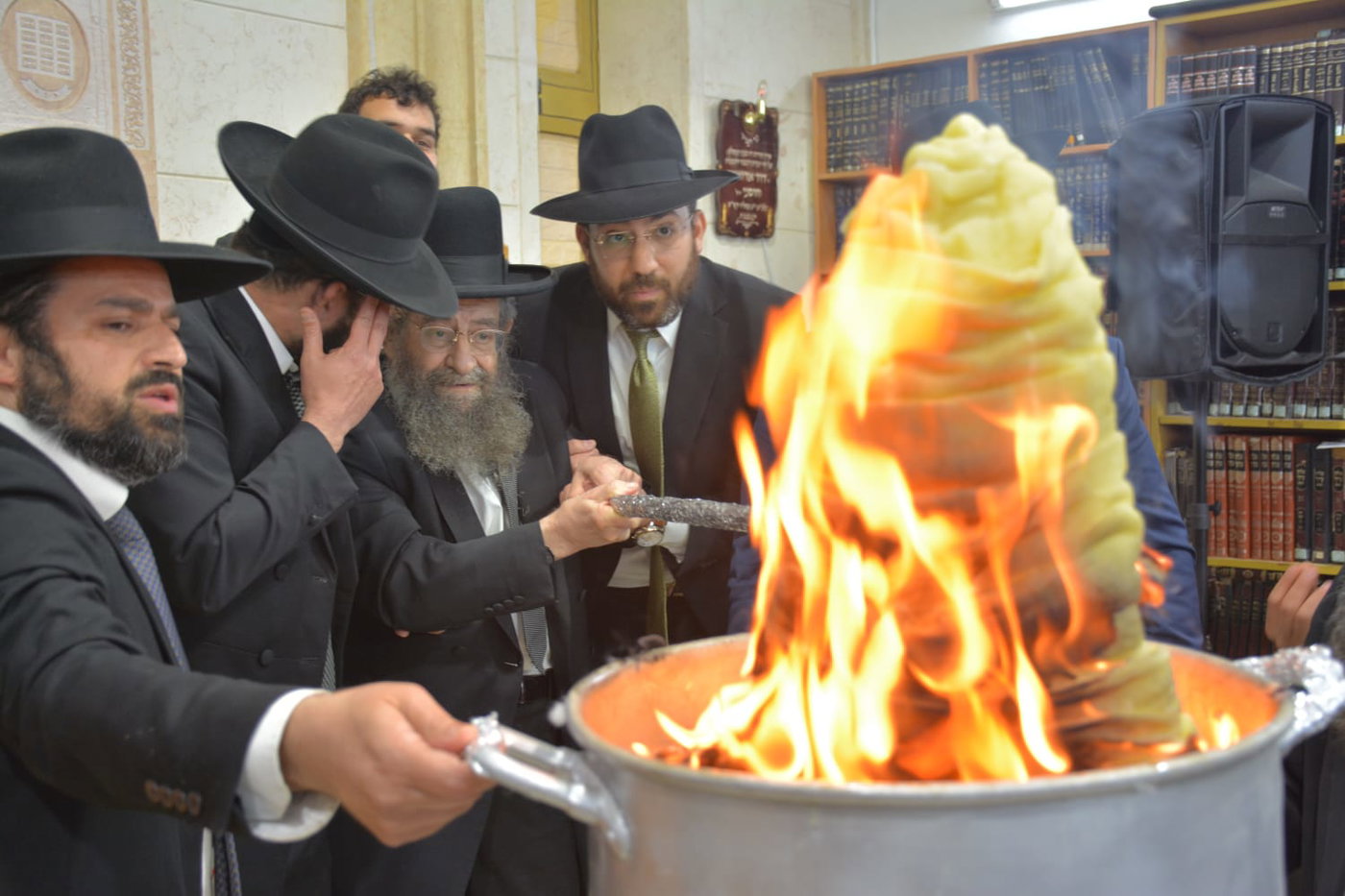 הגר"מ בן שמעון בהדלקת ל"ג בעומר