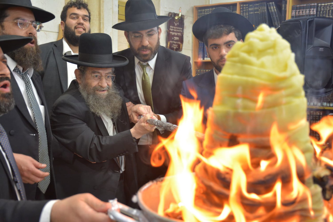 הגר"מ בן שמעון בהדלקת ל"ג בעומר