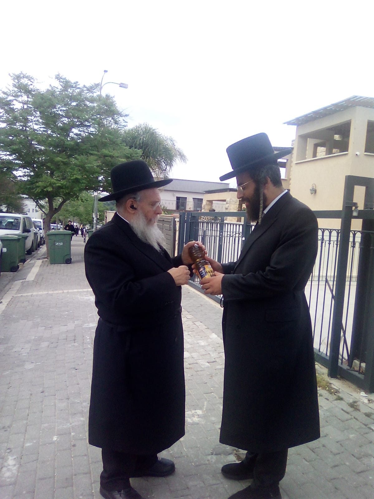 הרב דכנר מביא את השמן ששיגר הרבי מויז'ניץ לרבי מבאיאן