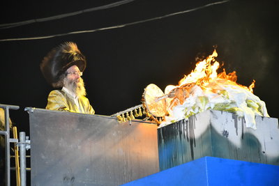 הרה"צ רבי אלימלך בידרמן בהדלקה, בשנה שעברה