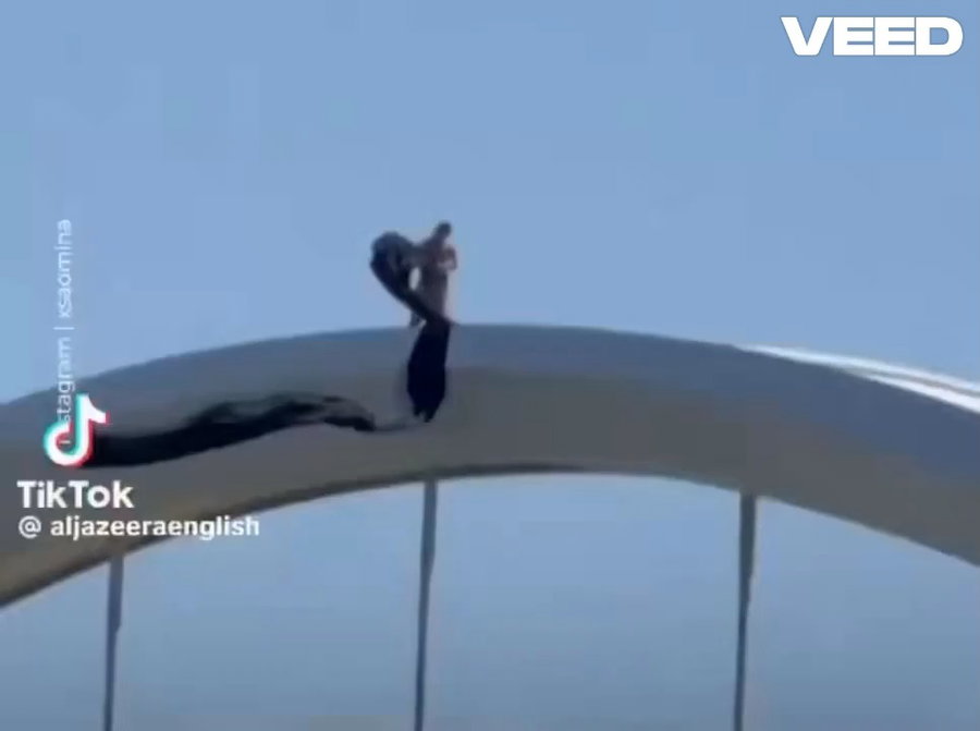  גוידו רייכשטטר עם האוהל שהקים על הגשר