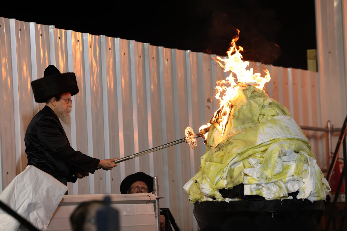 האדמו"ר מבאיאן בהדלקה המרכזית בשנה שעברה