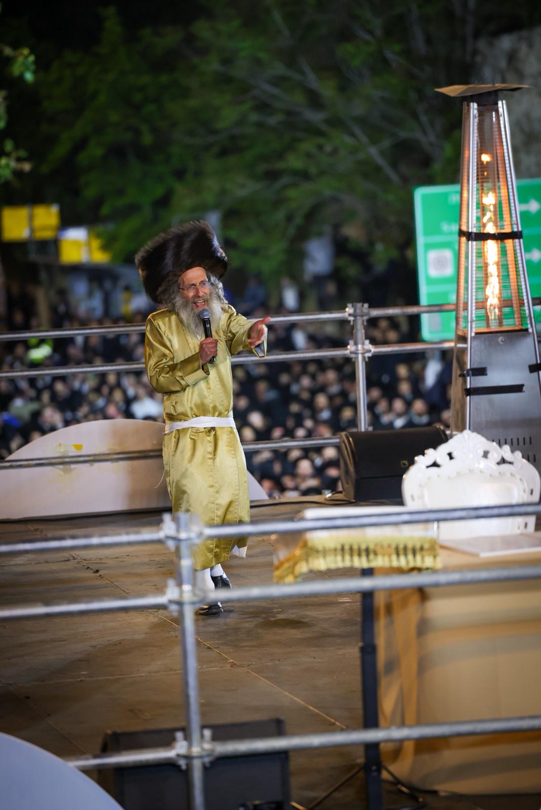 הרה"צ רבי אלימלך בידרמן בהדלקה ל"ג בעומר