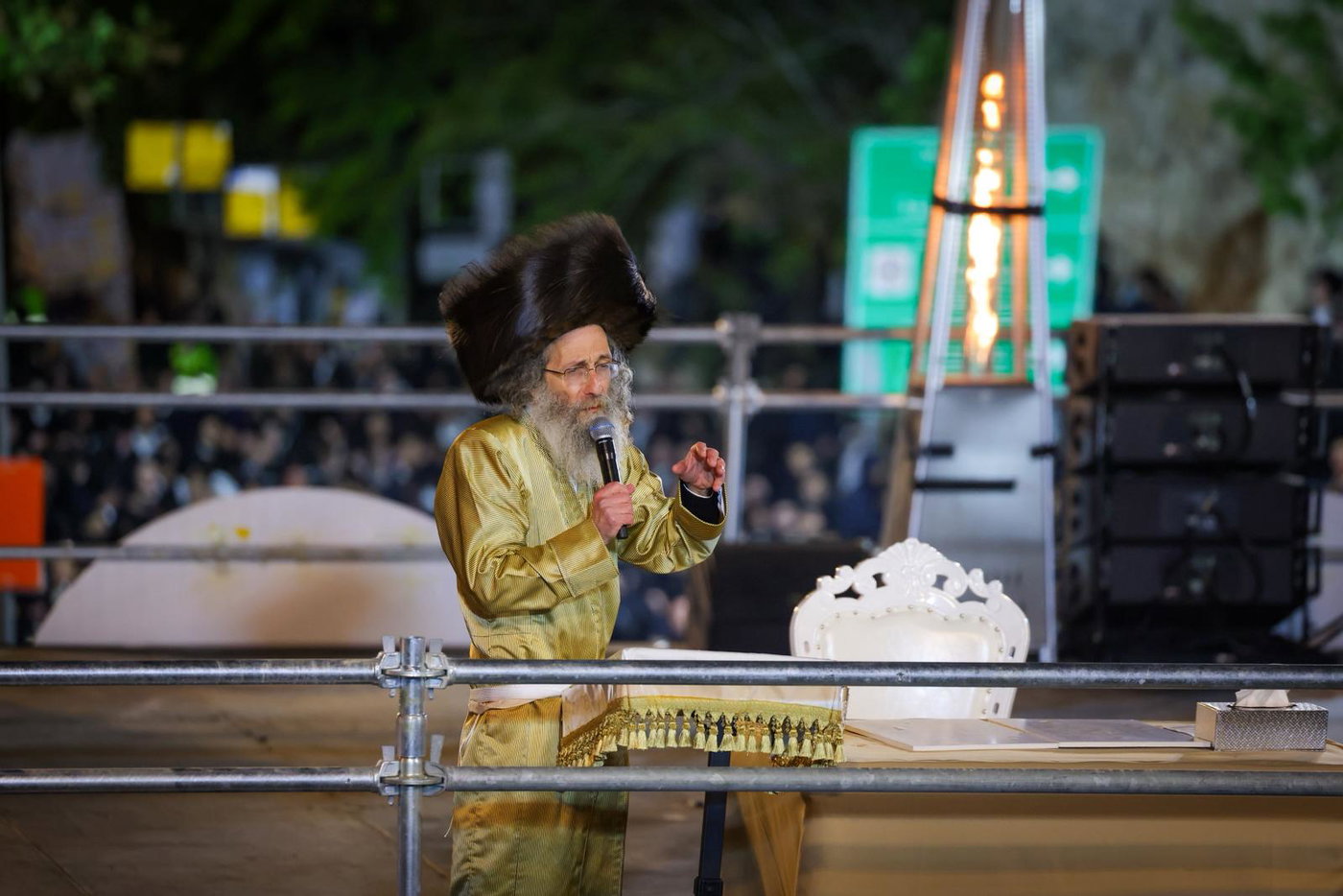 הרה"צ רבי אלימלך בידרמן בהדלקה ל"ג בעומר