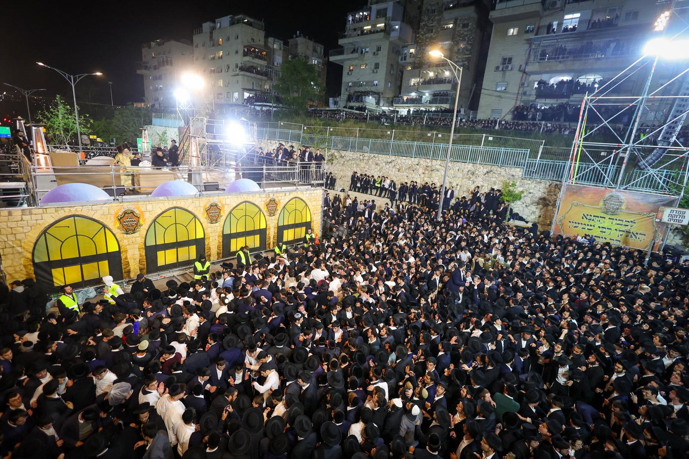 הרה"צ רבי אלימלך בידרמן בהדלקה ל"ג בעומר