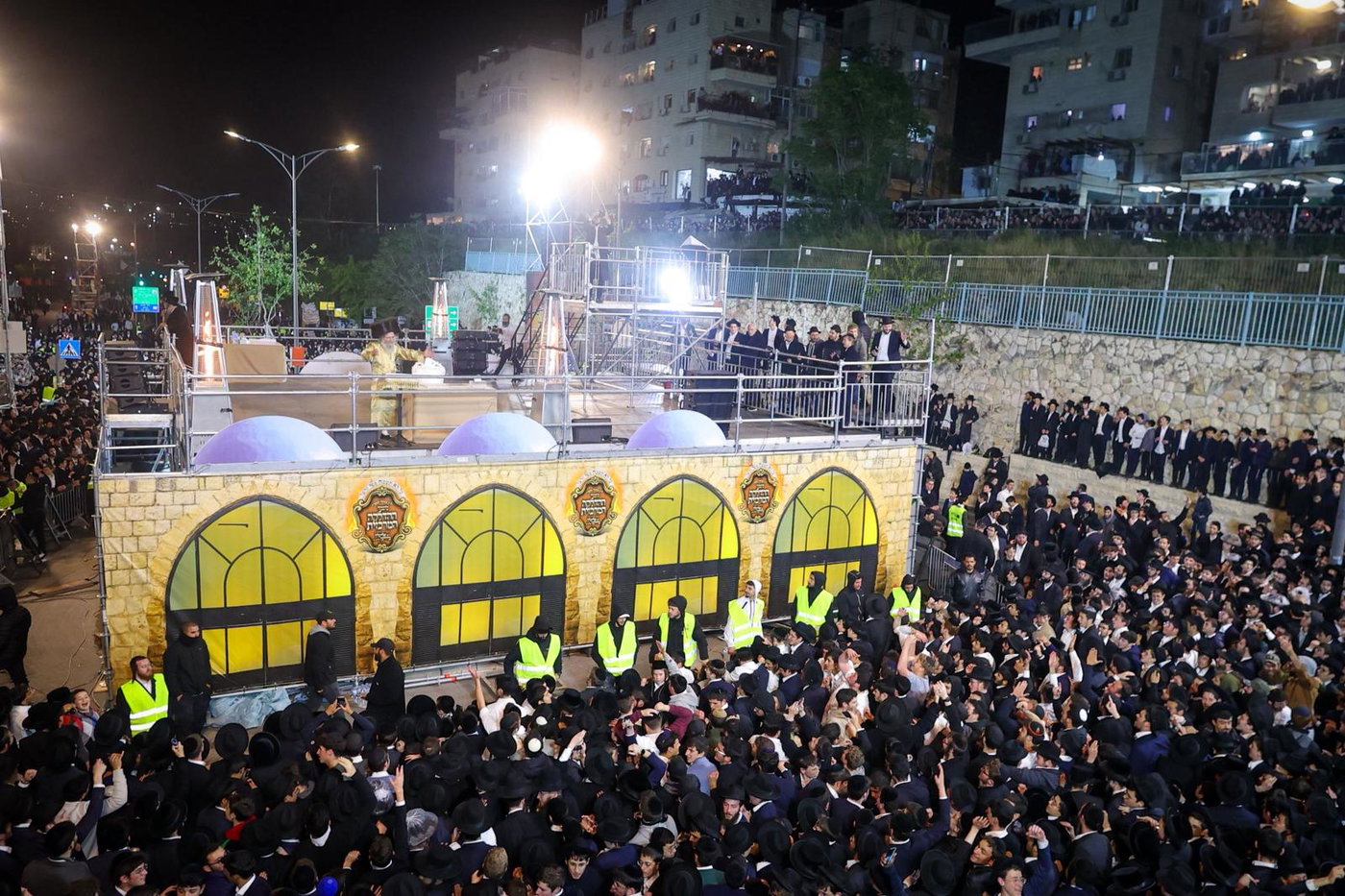 הרה"צ רבי אלימלך בידרמן בהדלקה ל"ג בעומר
