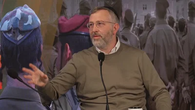 "למה חרדי בן 18 לא מתגייס? התשובה תפתיע אתכם: הוא לא מסרב, הוא פשוט לא חושב על זה. המומחה לשילוב חרדים שובר את המיתוס הכי גדול בישראל...