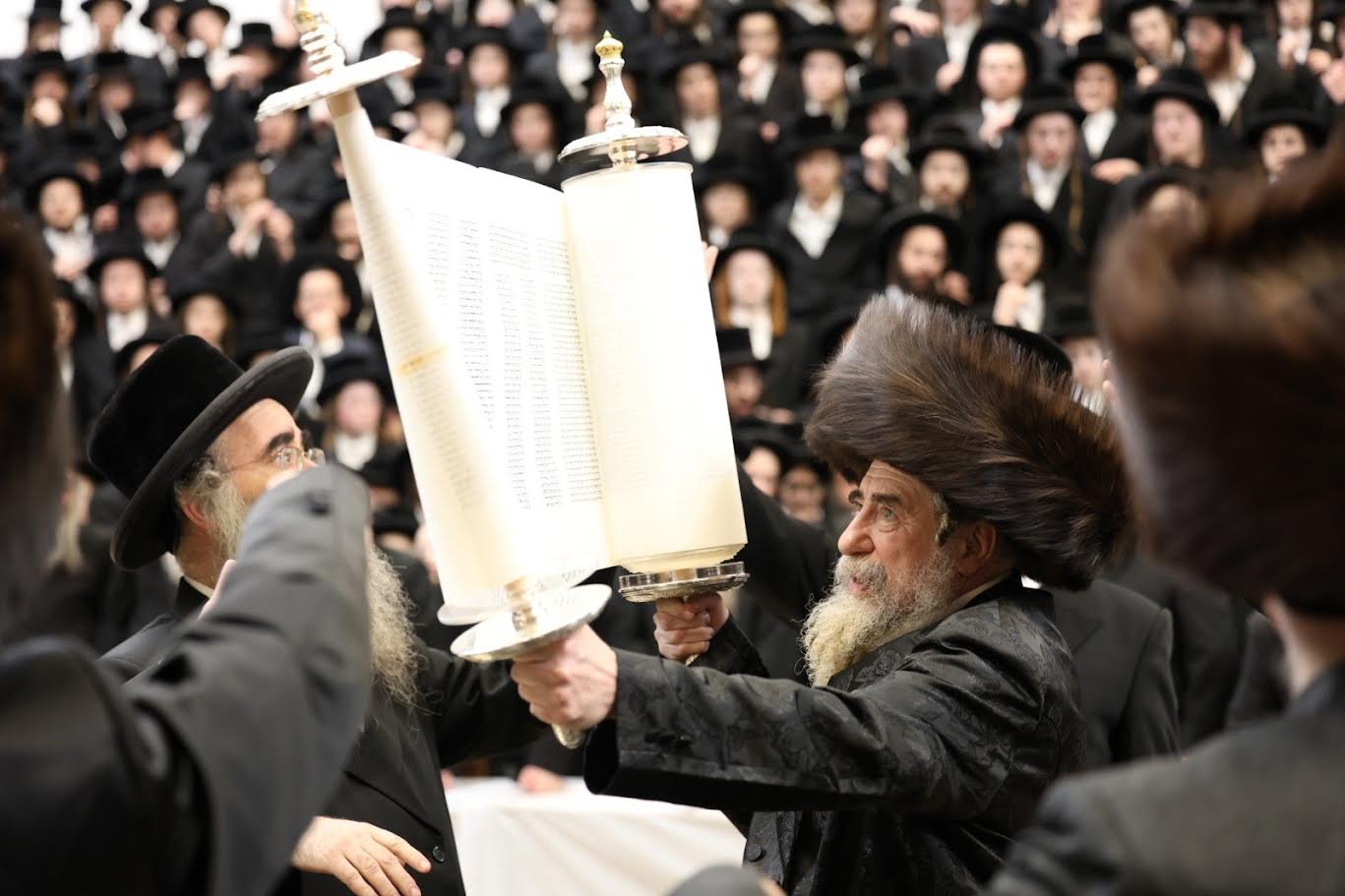 כ'ק האדמו'ר מרחמסטריווקא שליט'א בהגבהת ספר התורה