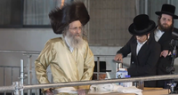 ההדלקה המרכזית בירושלים של המשפיע החסידי רבי אלימלך בידרמן • צפו בשידור חי