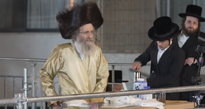 ההדלקה המרכזית בירושלים של המשפיע החסידי רבי אלימלך בידרמן • צפו בשידור חי