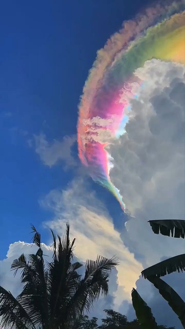 קשת של עננים בשמים