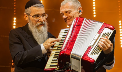 עידן עמדי ואברהם פריד על במה אחת - הכונו ל'חסידות בקלאס'