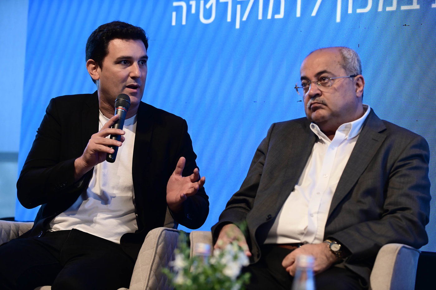 גינזבורג (משמאל) ליד ח"כ אחמד טיבי | ארכיון