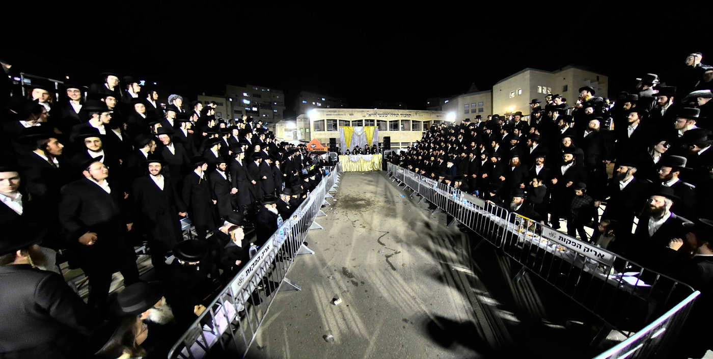 מעמד ההדלקה בחצר הקודש זוועהיל