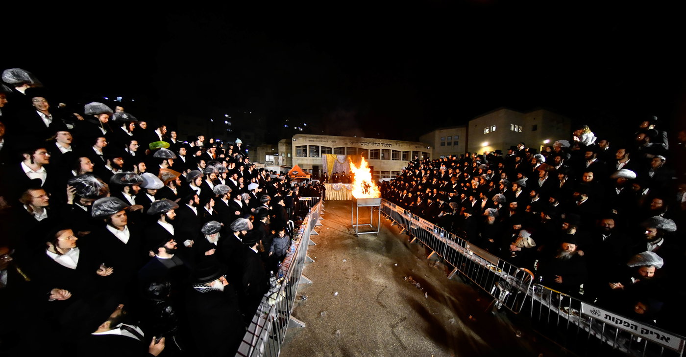מעמד ההדלקה בחצר הקודש זוועהיל