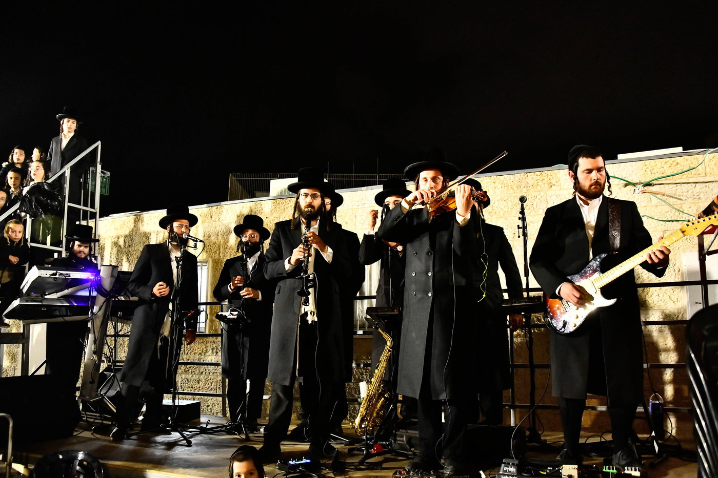 מעמד ההדלקה בחצר הקודש זוועהיל
