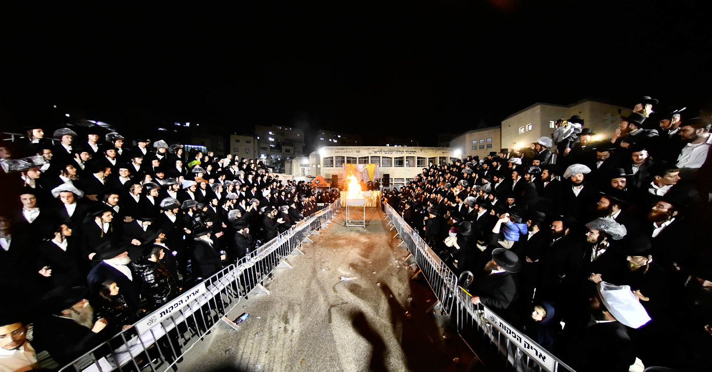 מעמד ההדלקה בחצר הקודש זוועהיל