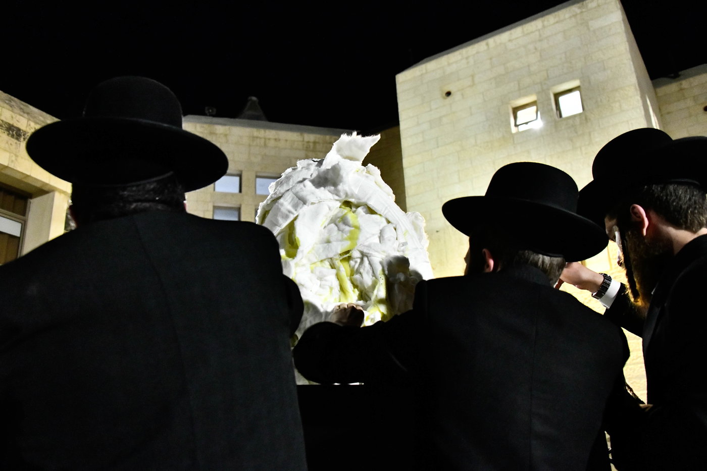 מעמד ההדלקה בחצר הקודש זוועהיל