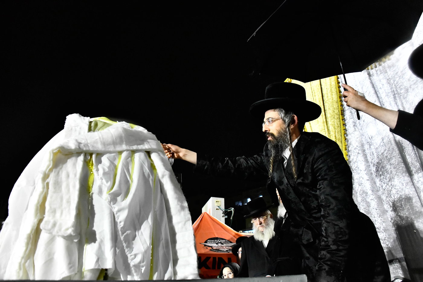 מעמד ההדלקה בחצר הקודש זוועהיל