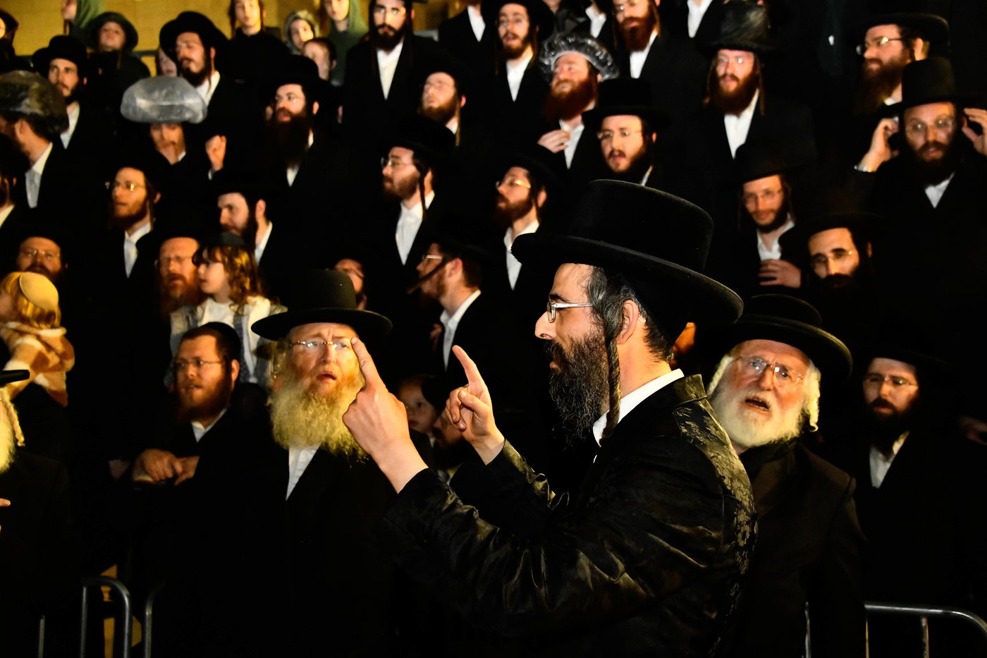 מעמד ההדלקה בחצר הקודש זוועהיל