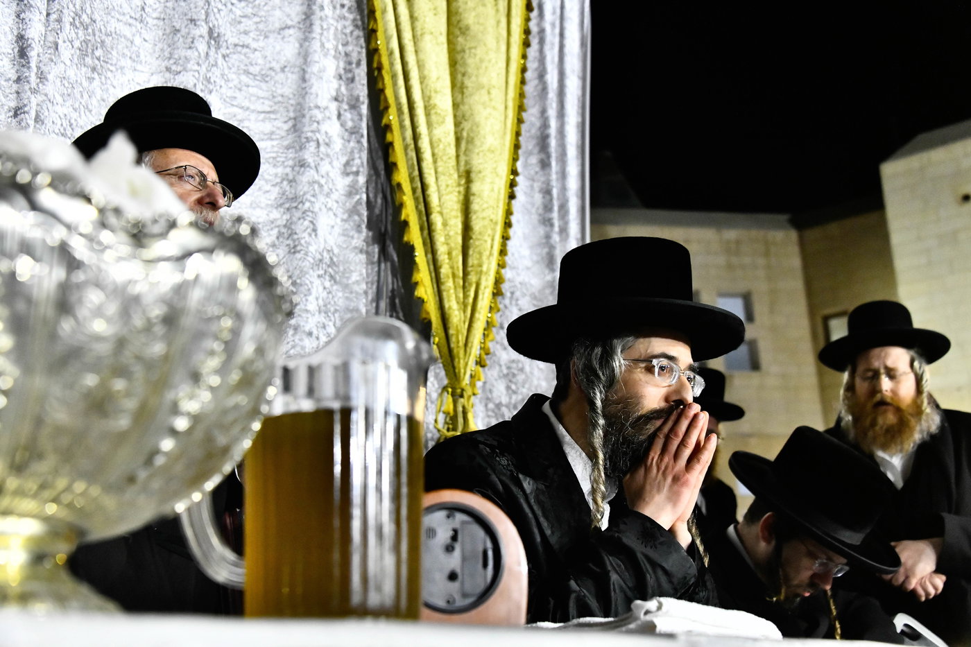 מעמד ההדלקה בחצר הקודש זוועהיל