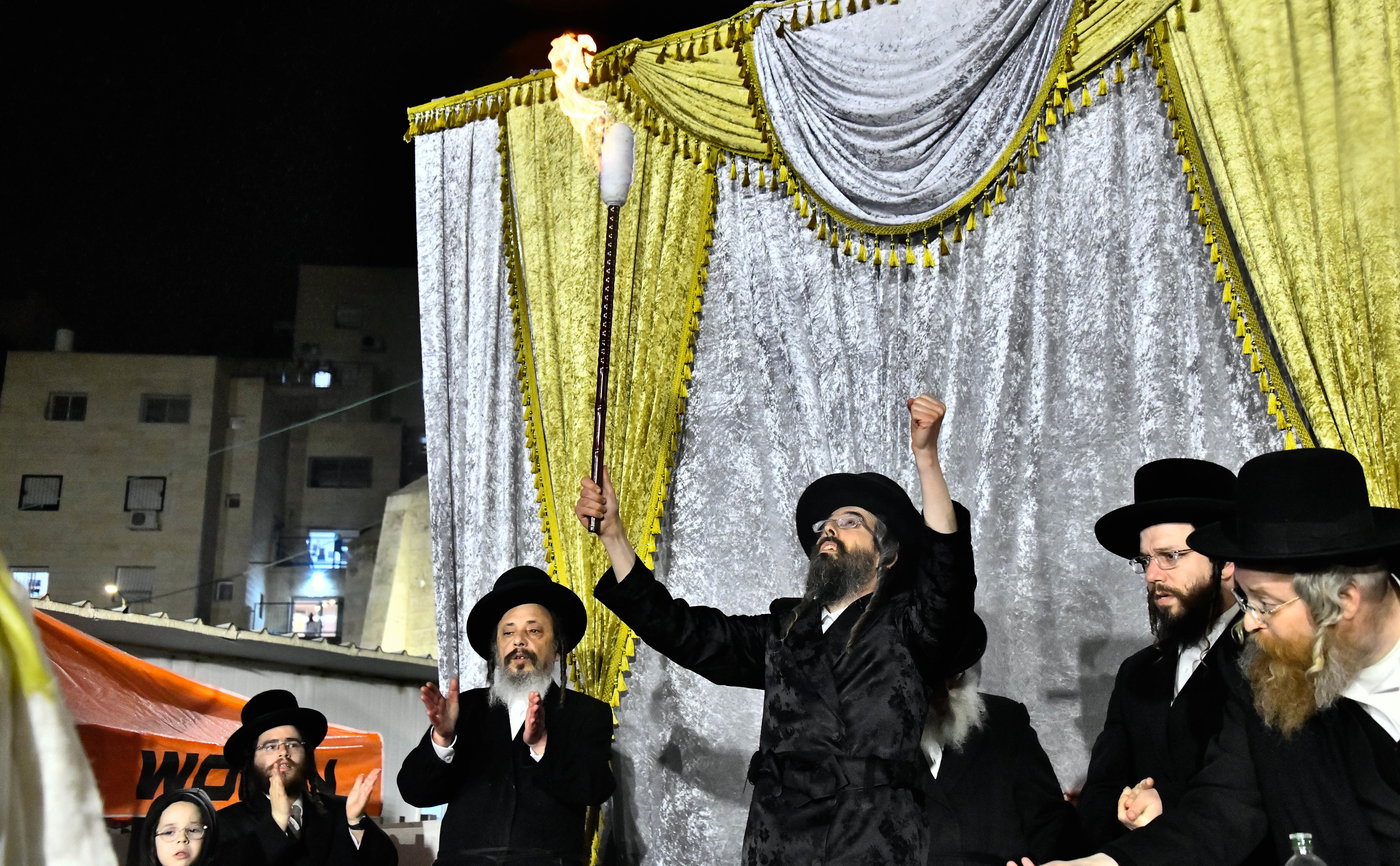 מעמד ההדלקה בחצר הקודש זוועהיל