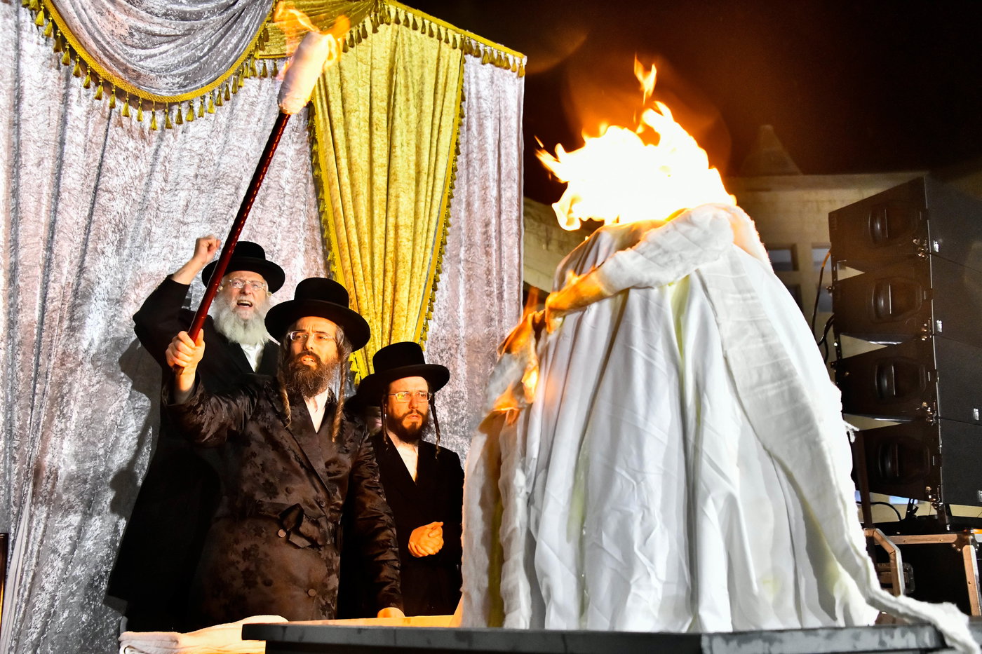 מעמד ההדלקה בחצר הקודש זוועהיל