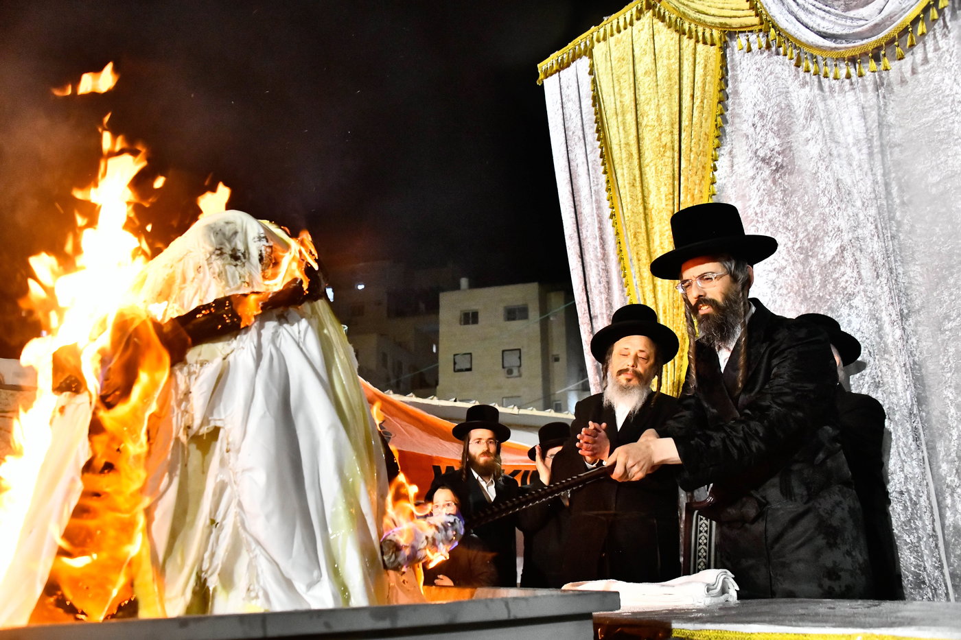מעמד ההדלקה בחצר הקודש זוועהיל