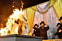 מעמד ההדלקה בחצר הקודש זוועהיל