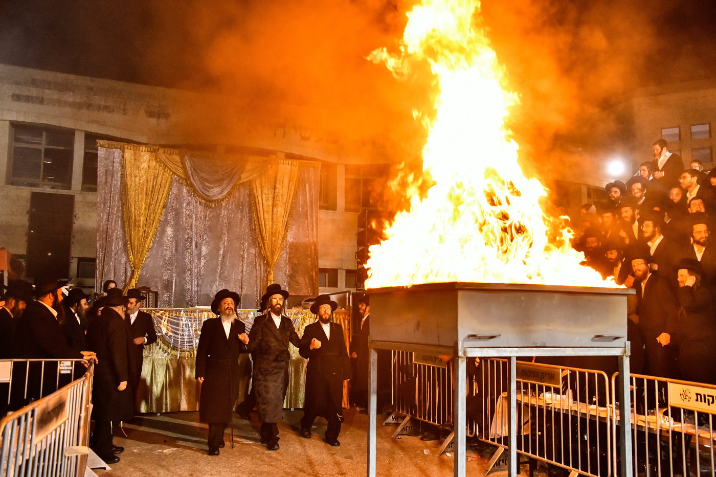 מעמד ההדלקה בחצר הקודש זוועהיל