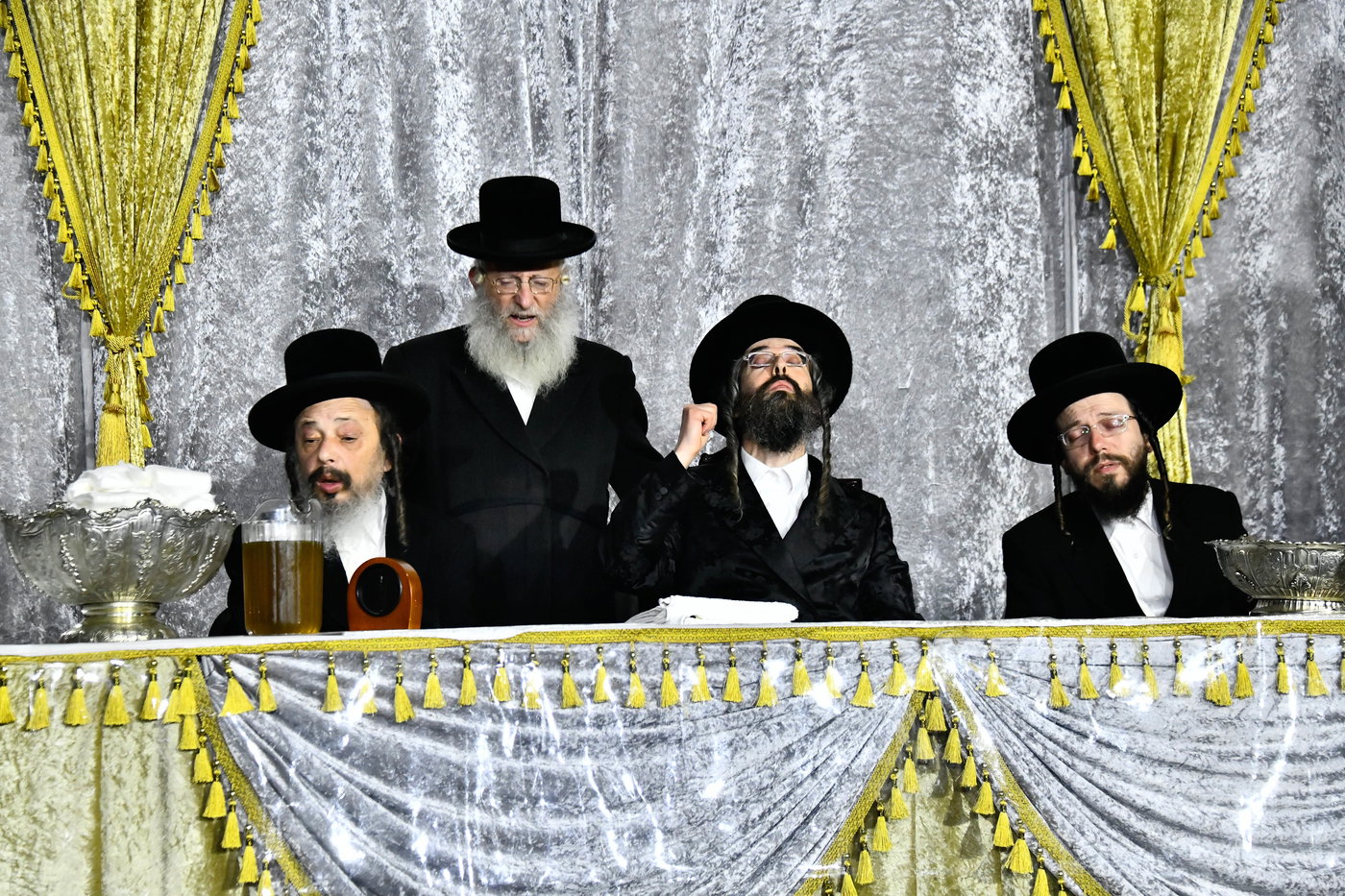 מעמד ההדלקה בחצר הקודש זוועהיל