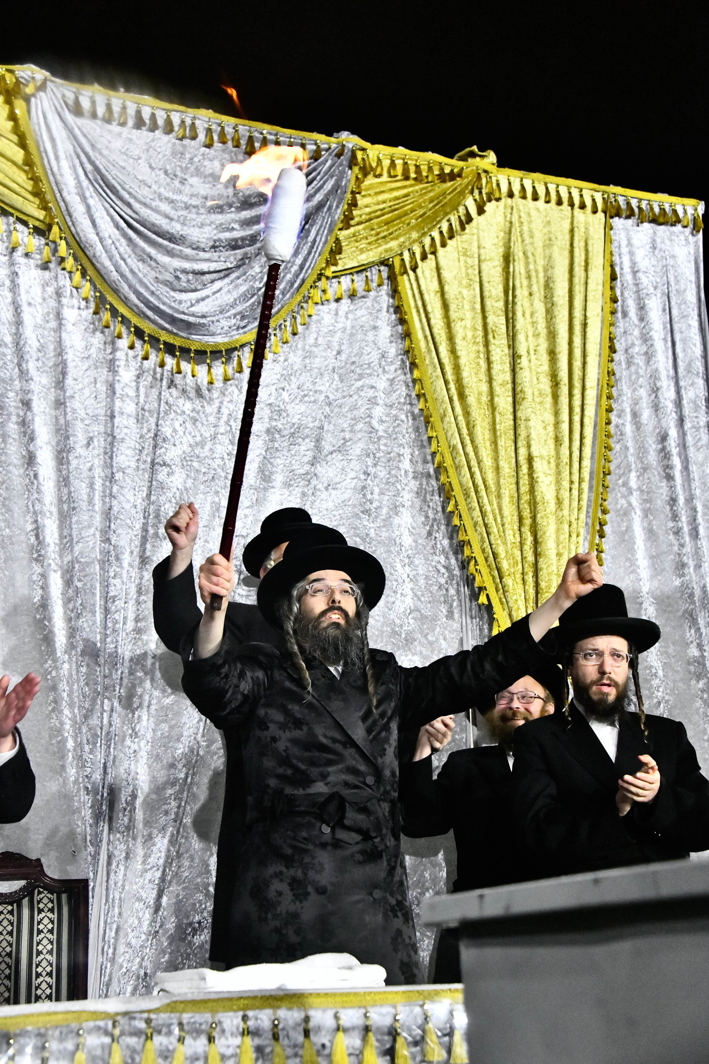 מעמד ההדלקה בחצר הקודש זוועהיל