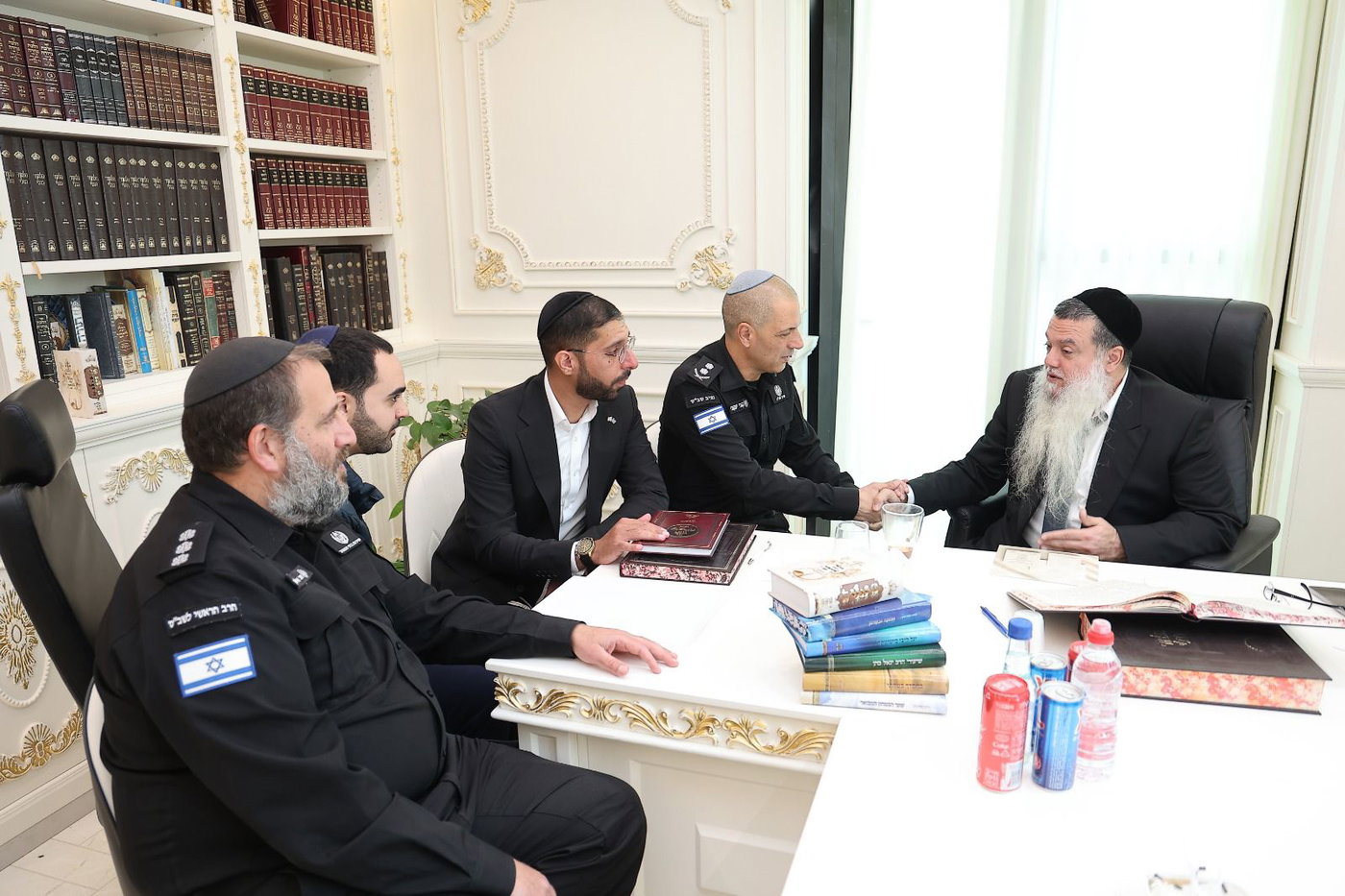 נציב השב"ס אצל הרב יגאל כהן