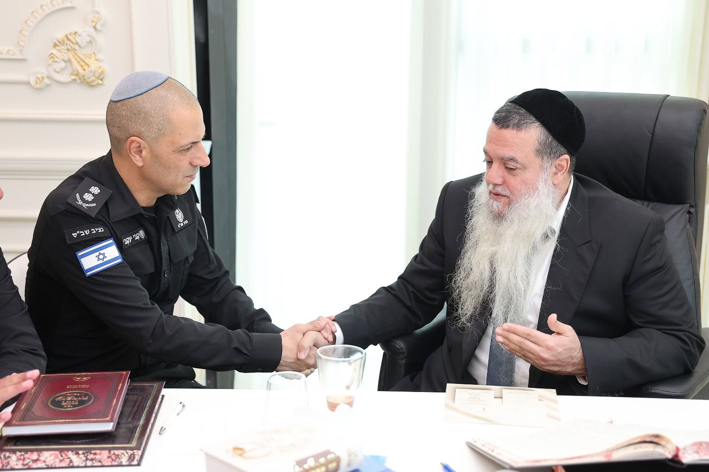 נציב השב"ס אצל הרב יגאל כהן
